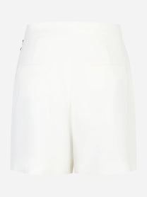 Shorts in gabardina bianco con logo gioiello