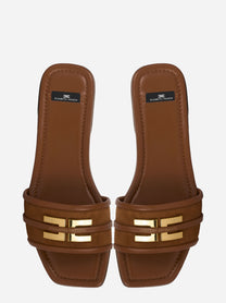 Sandalo flat in pelle con dettaglio logo marrone
