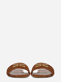 Sandalo flat in pelle con dettaglio logo marrone