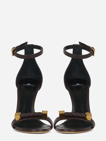 Sandalo in pelle con dettagli logo marrone