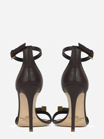 Sandalo in pelle con dettagli logo marrone