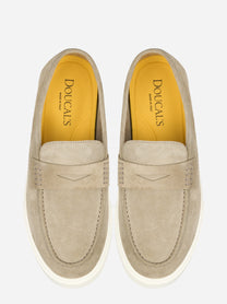 Mocassino in camoscio con fondo gomma beige
