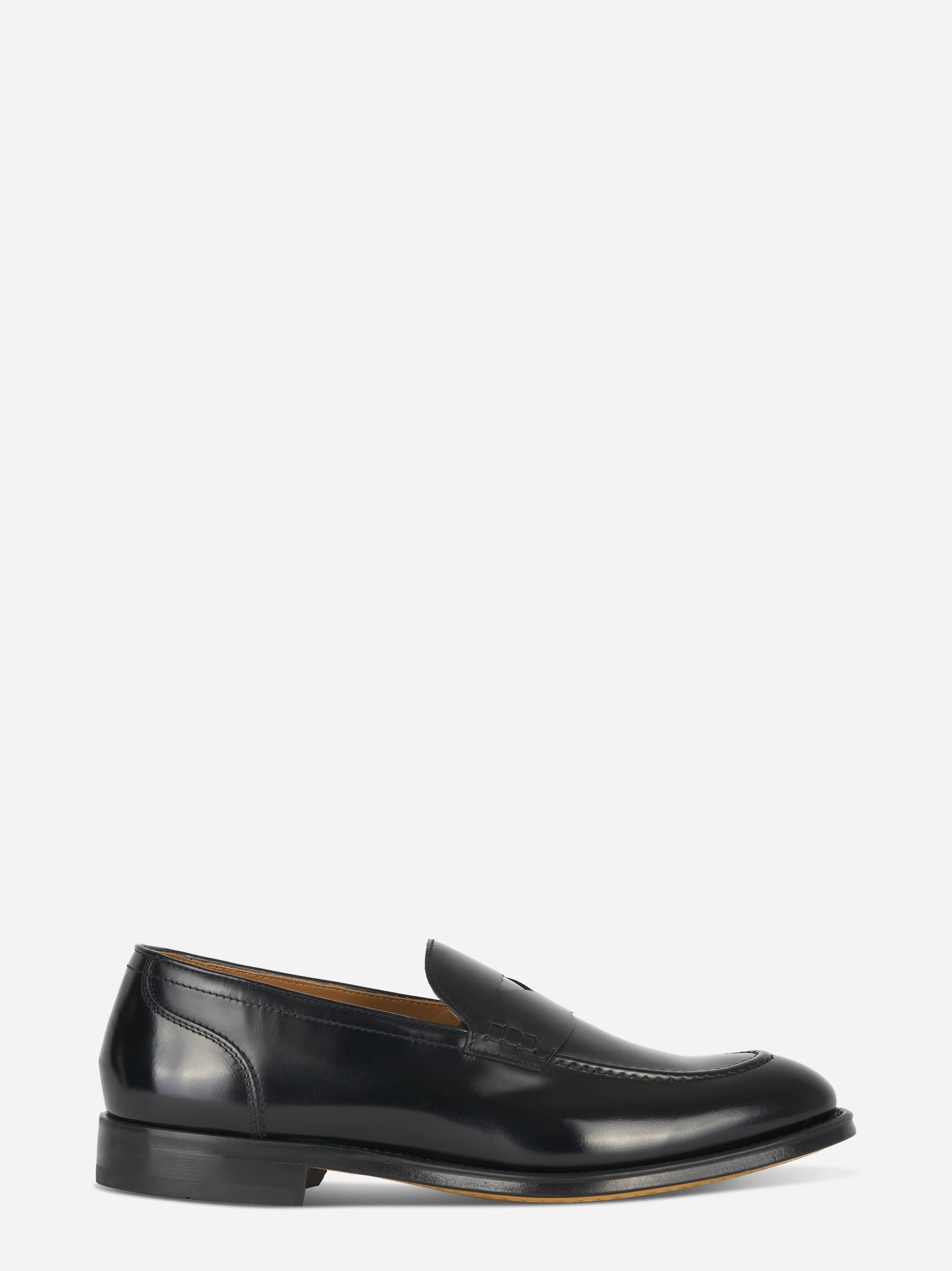 Mocassino in pelle nero con fondo cuoio