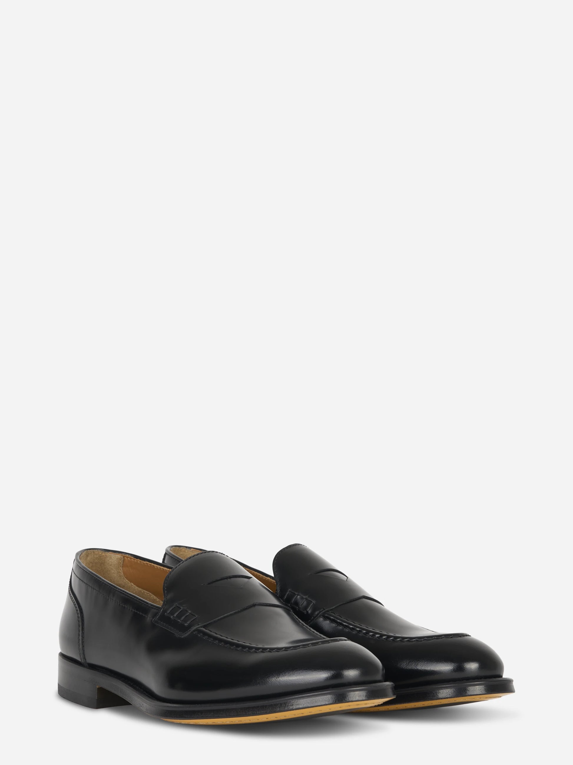 Mocassino in pelle nero con fondo cuoio
