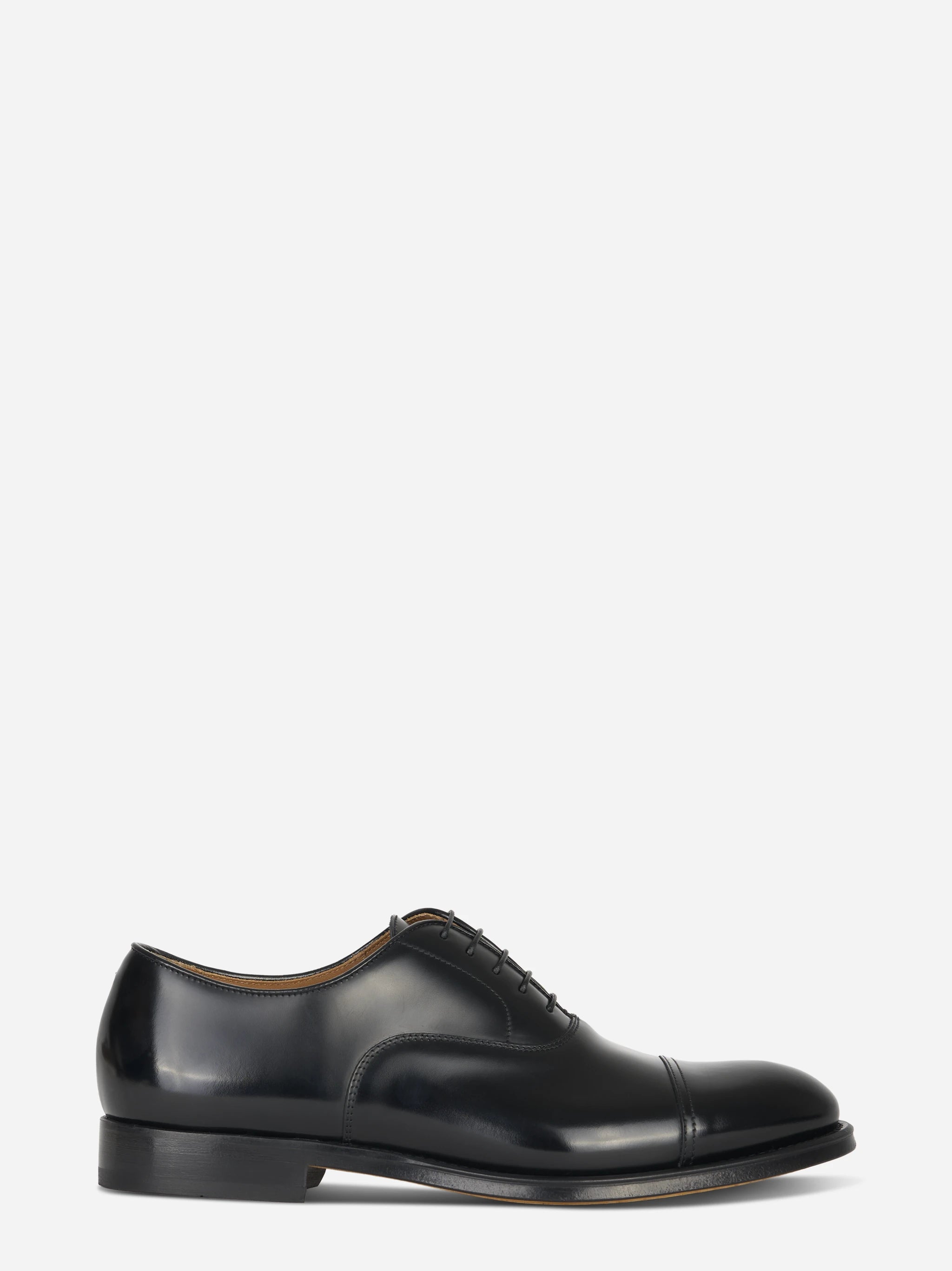 Stringata in pelle con fondo cuoio Nera