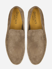 Mocassino in camoscio beige con fondo gomma
