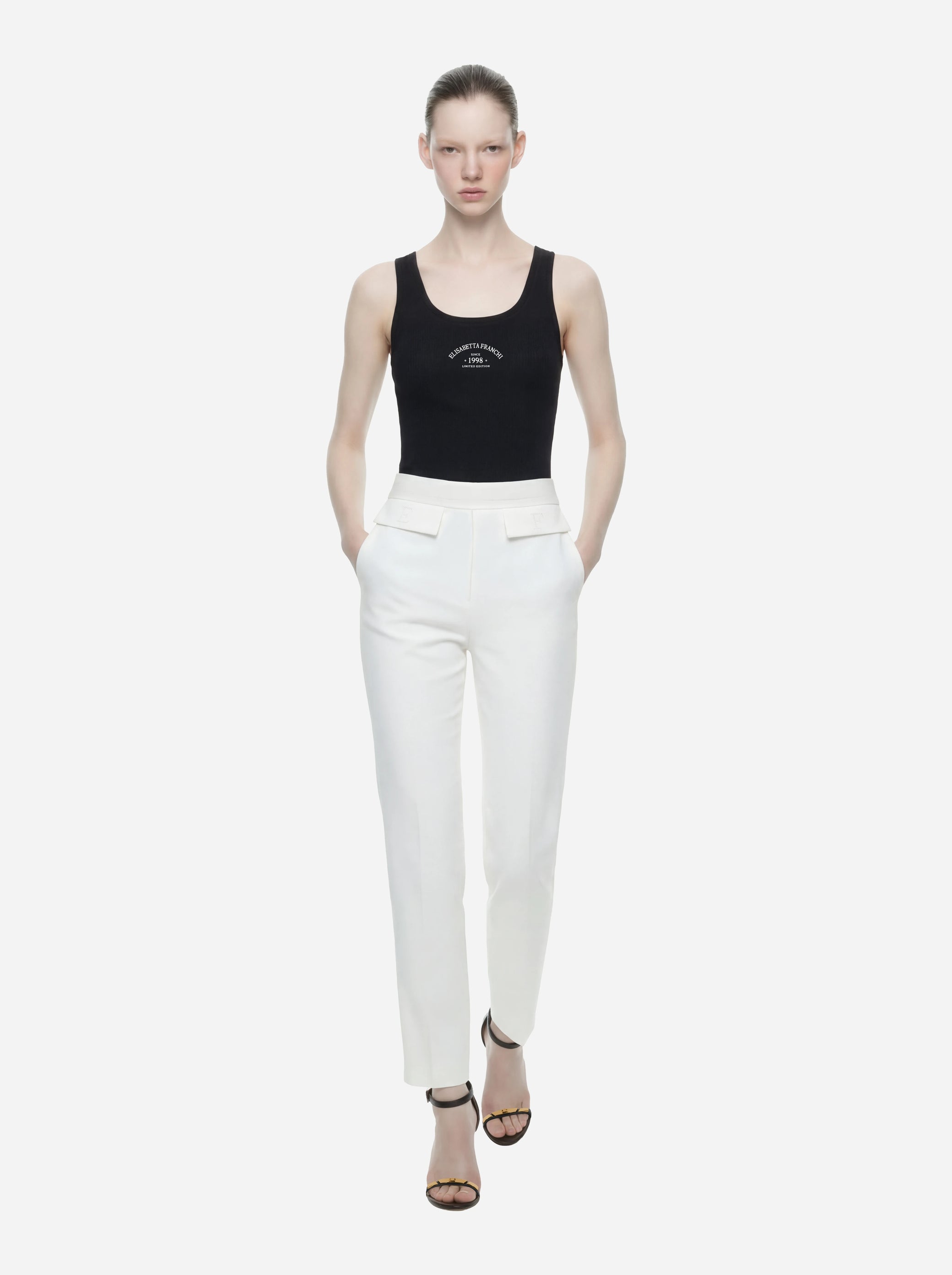 Top in maglia nero con logo