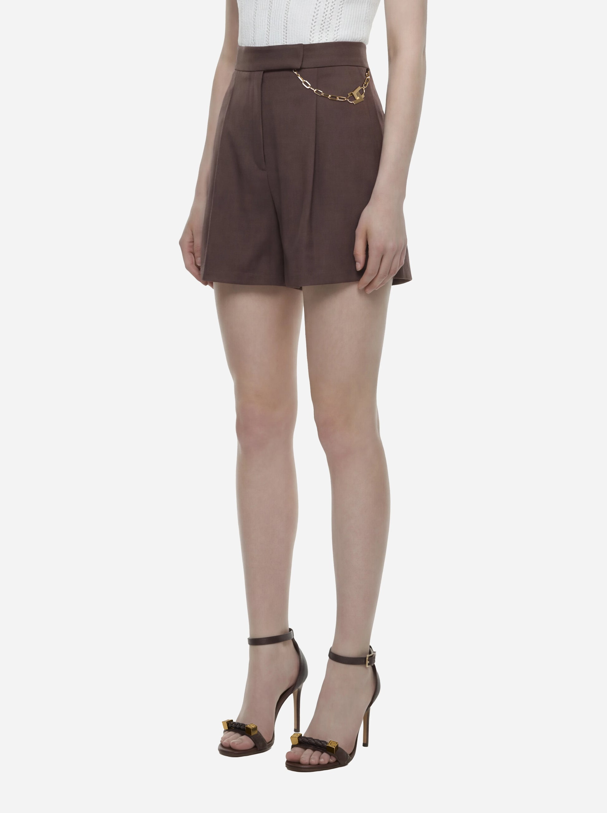 Shorts in gabardina marrone con logo gioiello