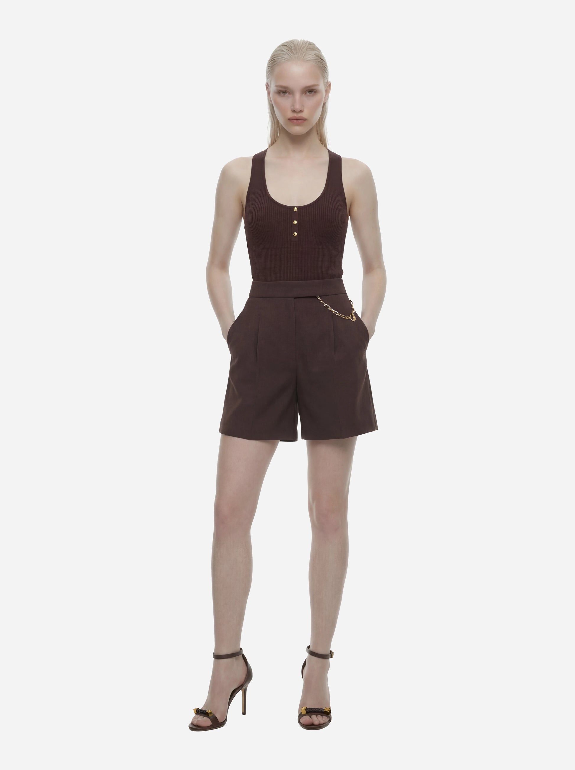 Top in maglia marrone a micro trecce