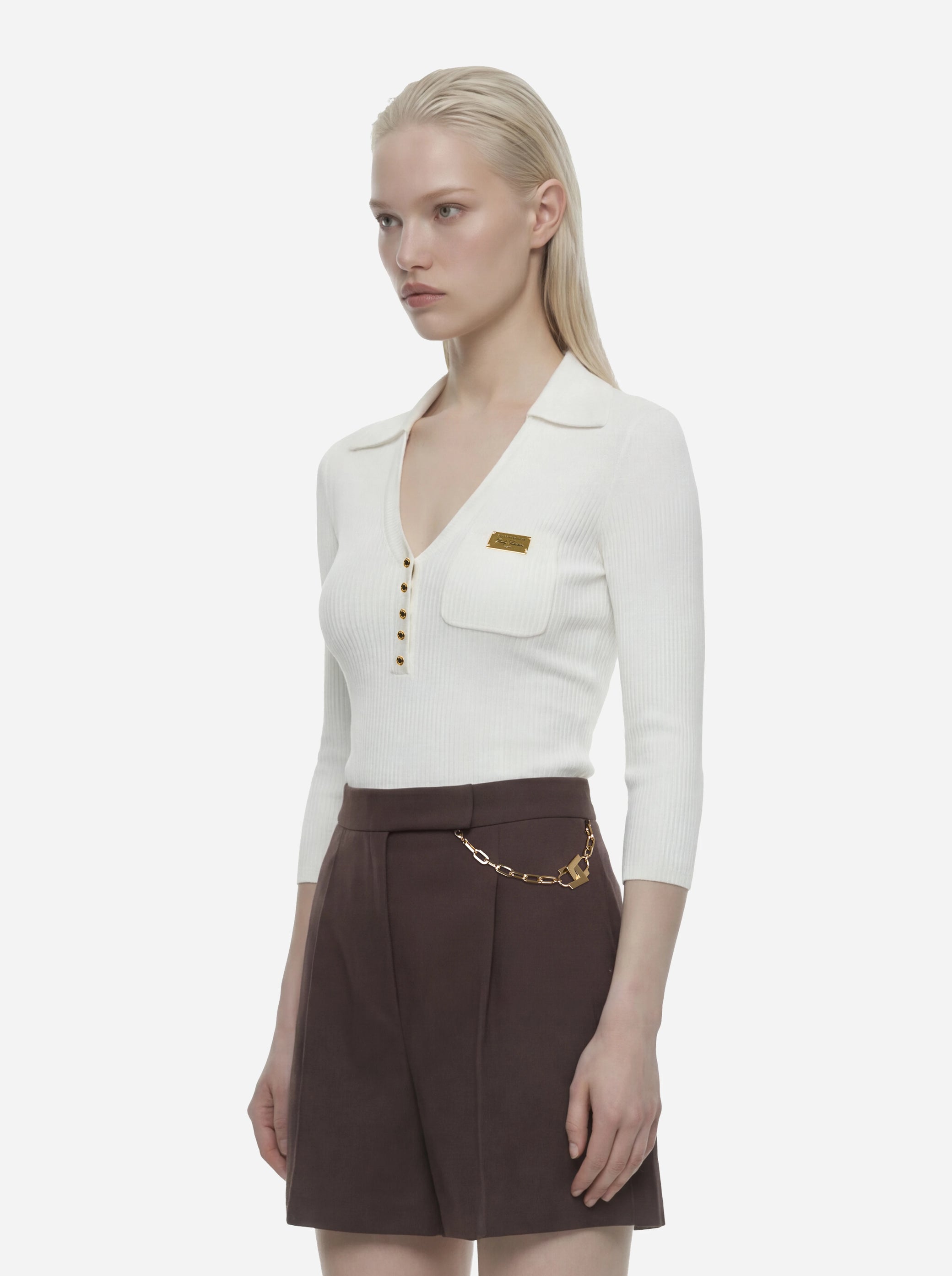 Polo bianca in maglia a micro trecce