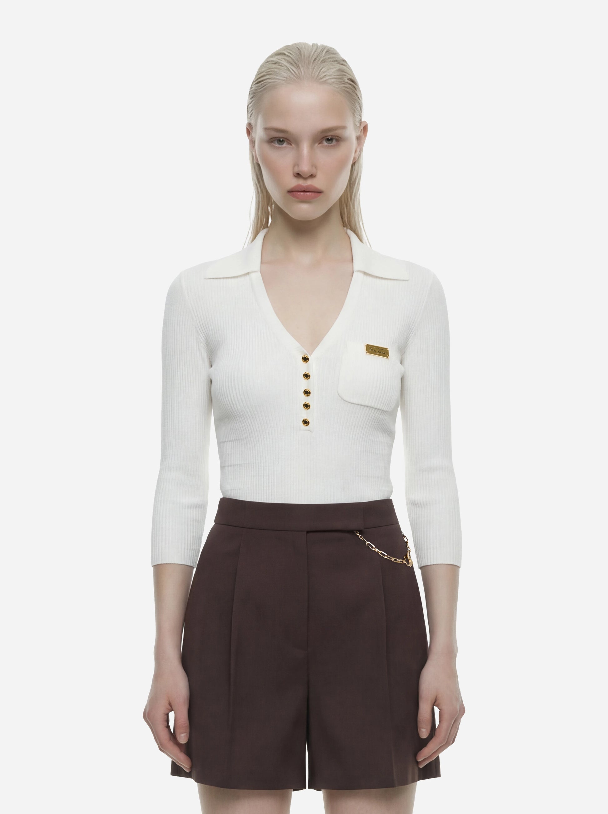 Polo bianca in maglia a micro trecce