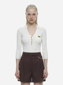 Polo bianca in maglia a micro trecce