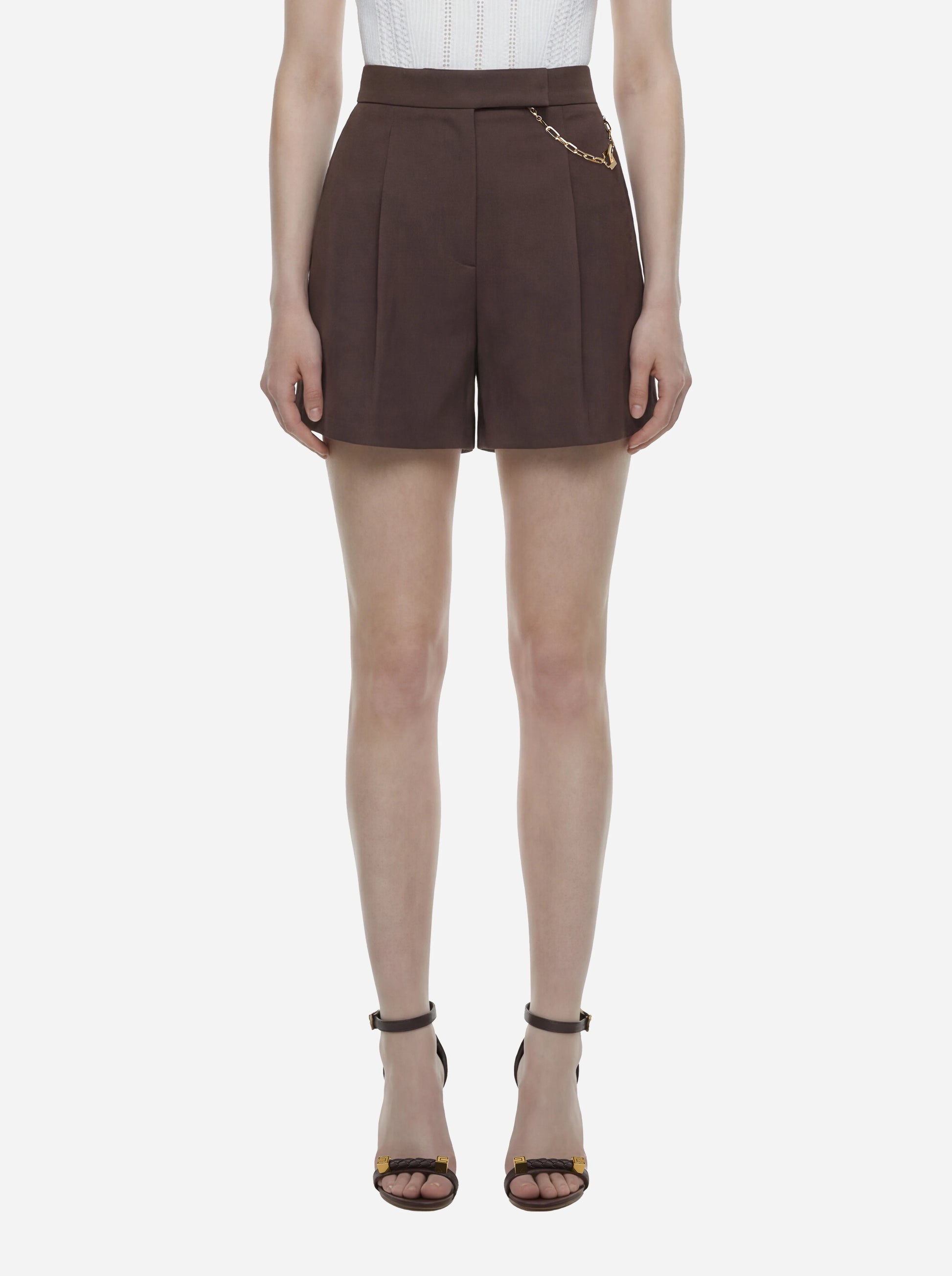Shorts in gabardina marrone con logo gioiello