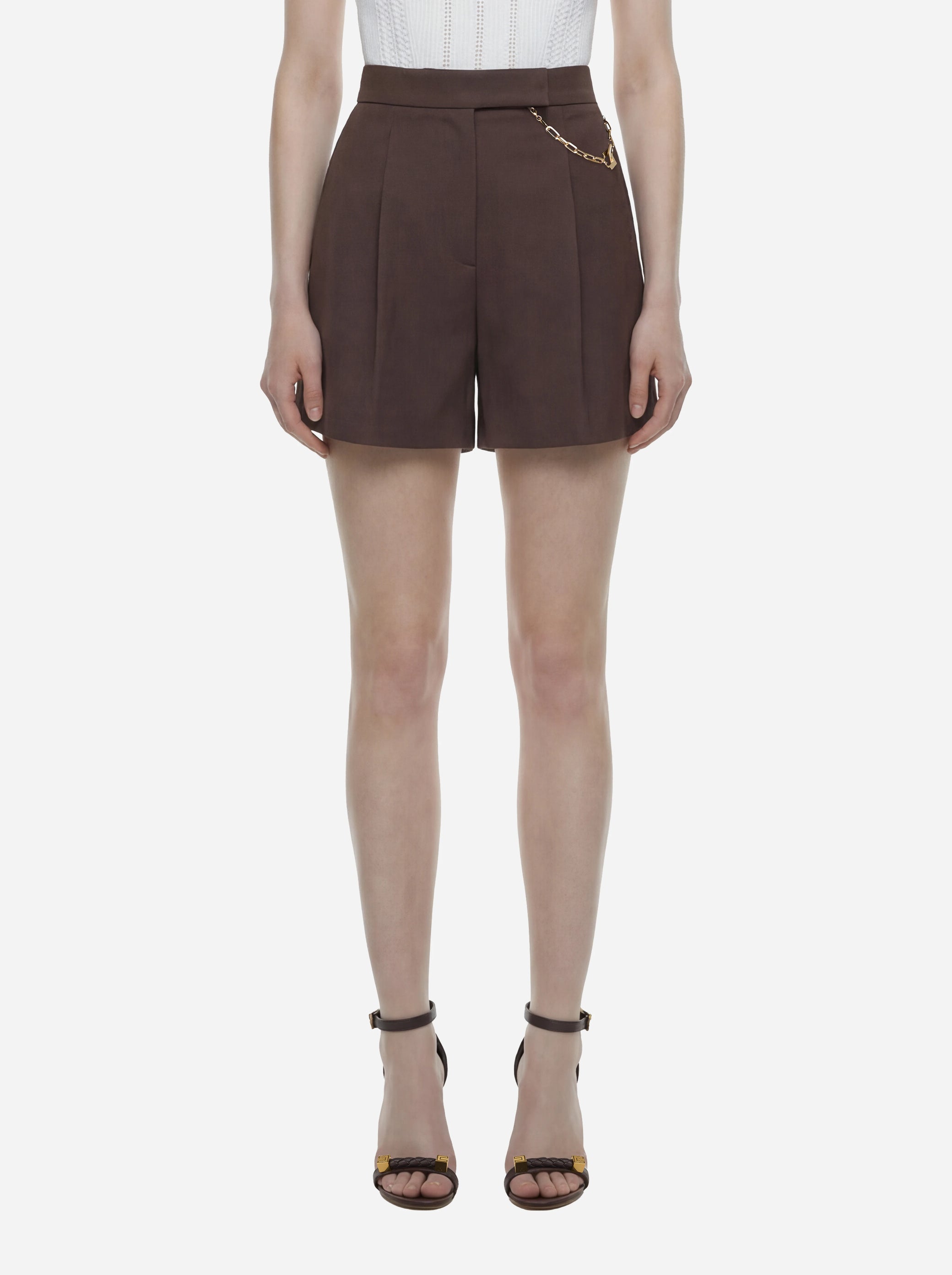 Shorts in gabardina marrone con logo gioiello