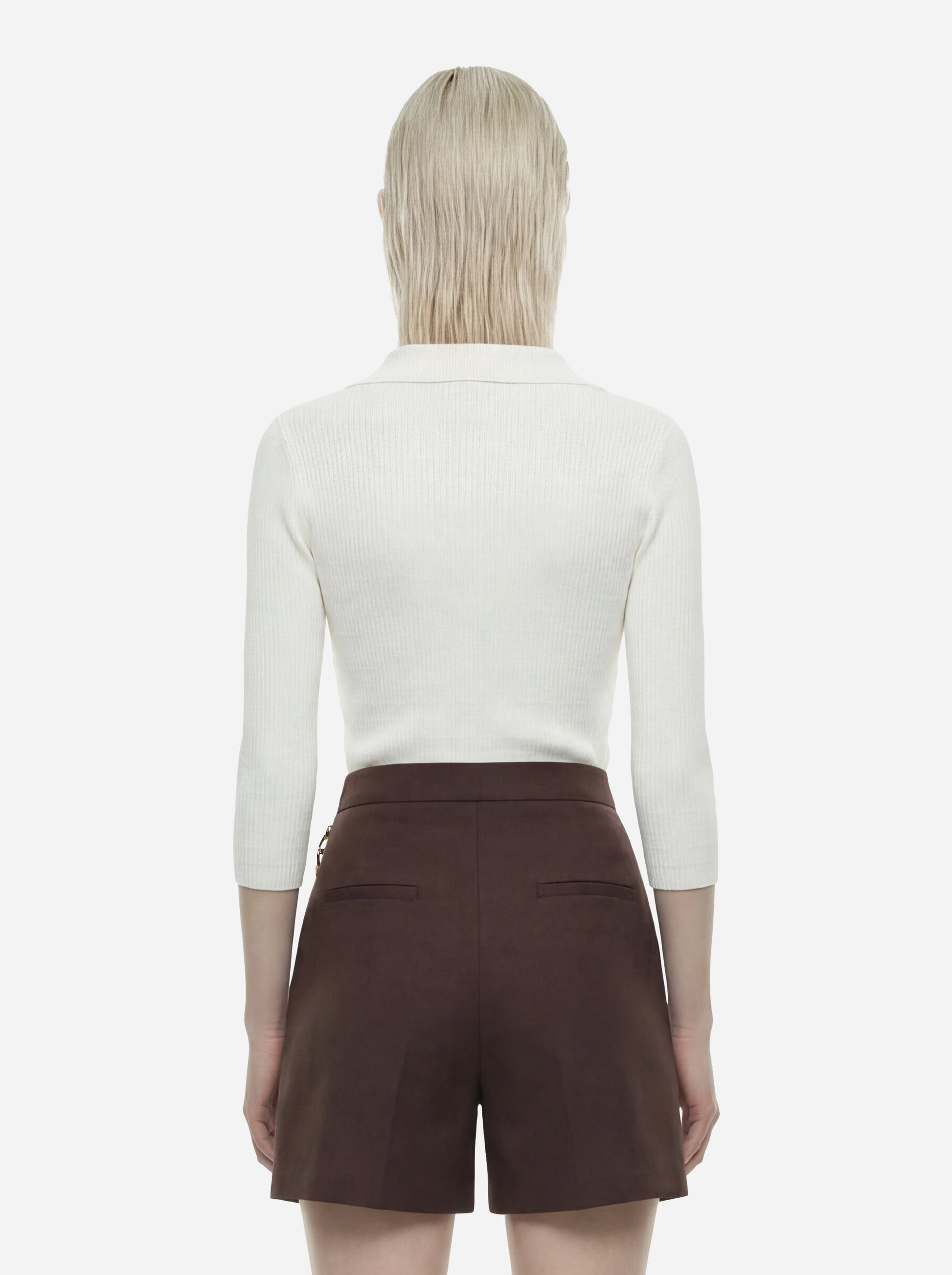 Polo bianca in maglia a micro trecce