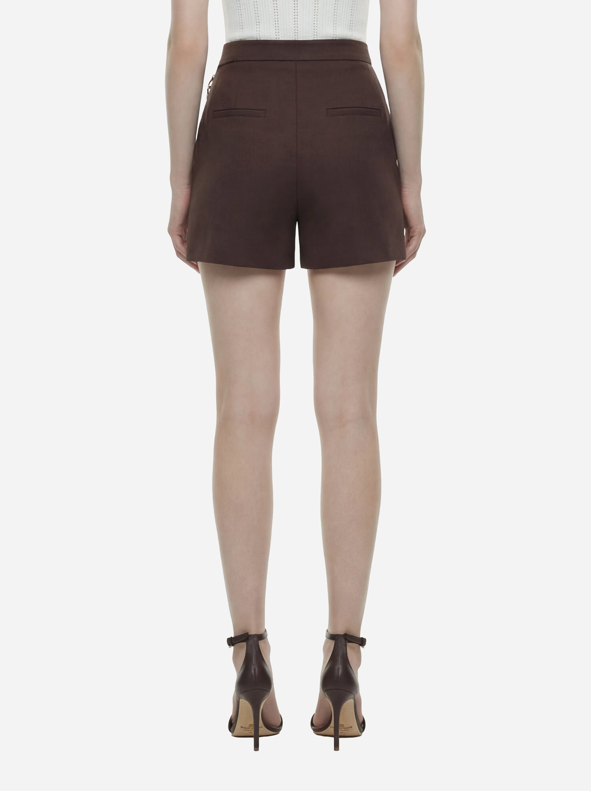 Shorts in gabardina marrone con logo gioiello