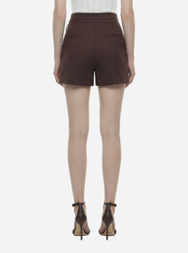 Shorts in gabardina marrone con logo gioiello