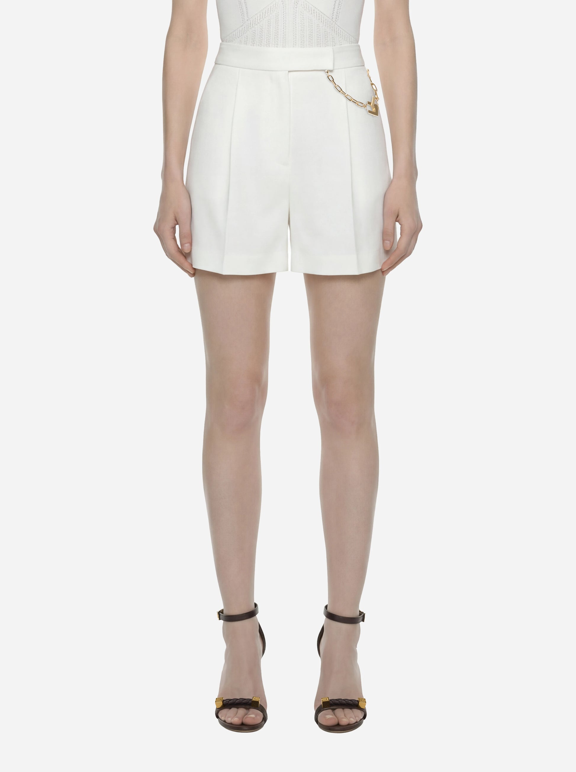Shorts in gabardina bianco con logo gioiello