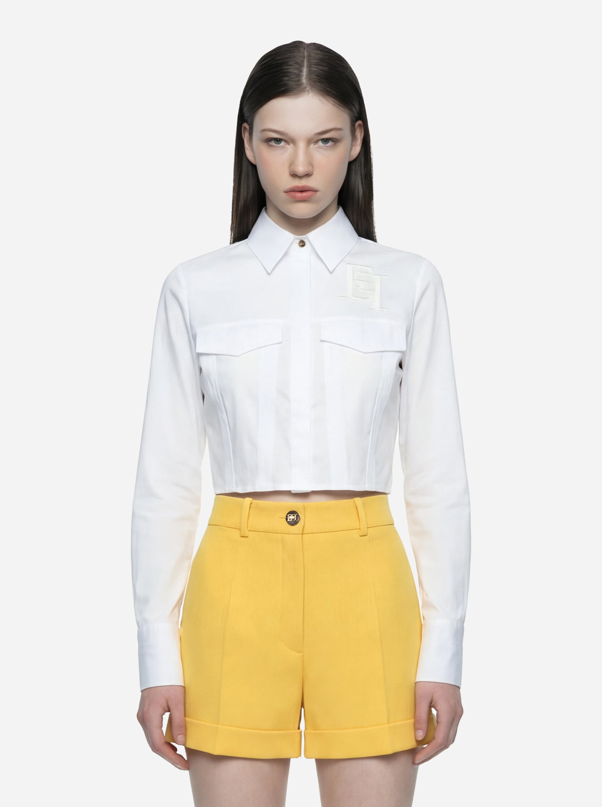 Camicia in cotone bianco con patte e ricami
