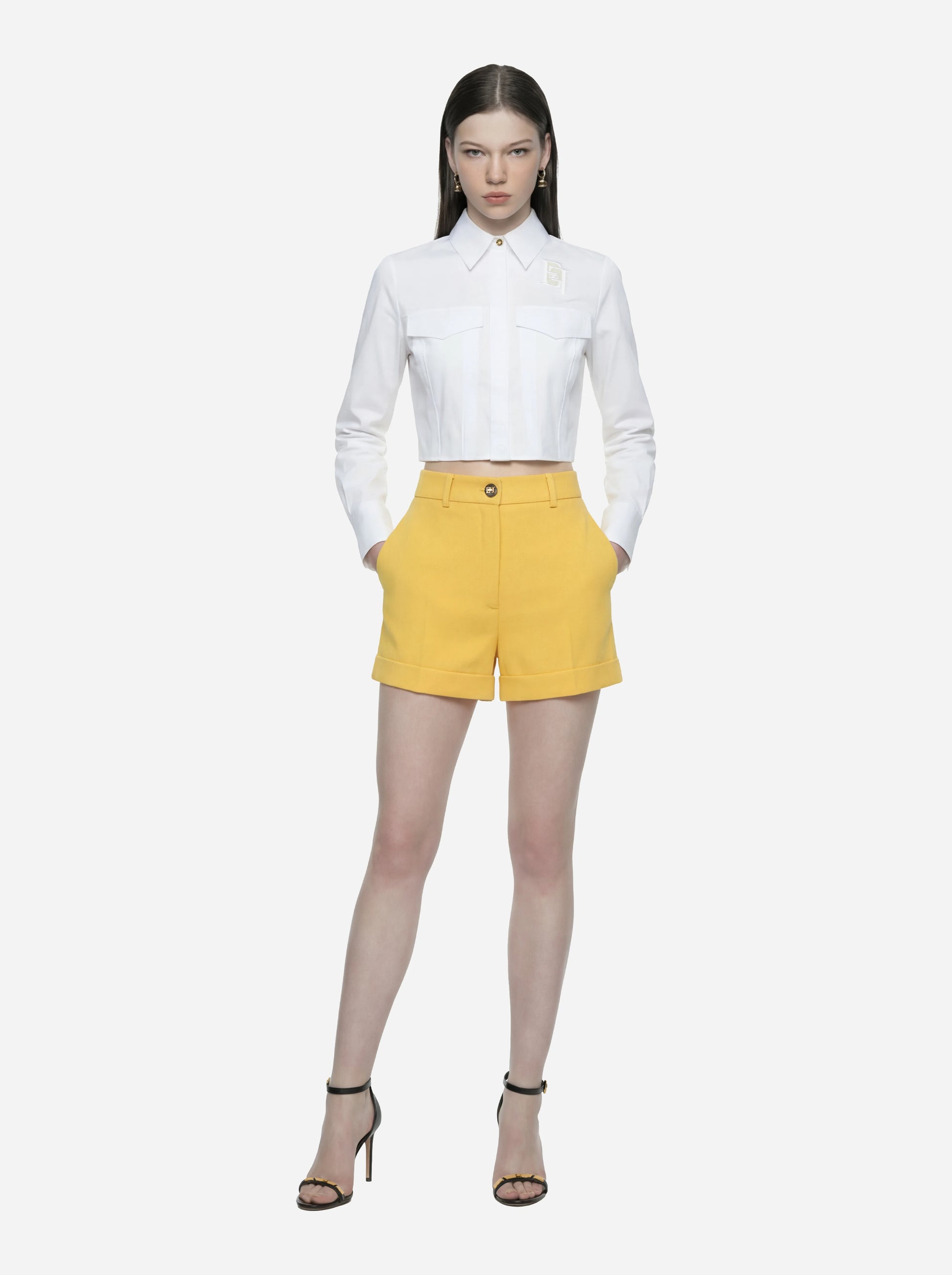 Camicia in cotone bianco con patte e ricami