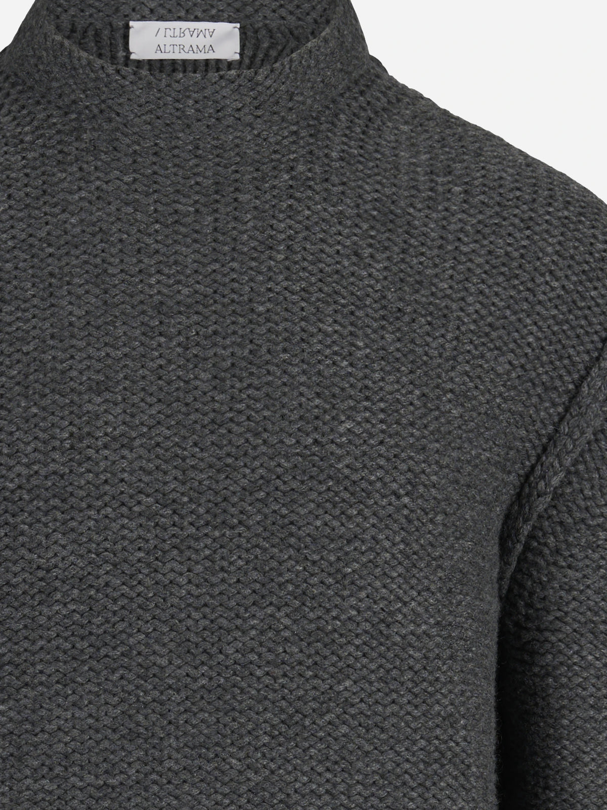 Maglia in cashmere a collo alto grigia - dettaglio del capo