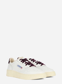 Sneaker Medalist Low in pelle bianca e velluto bordeaux - vista tre quarti