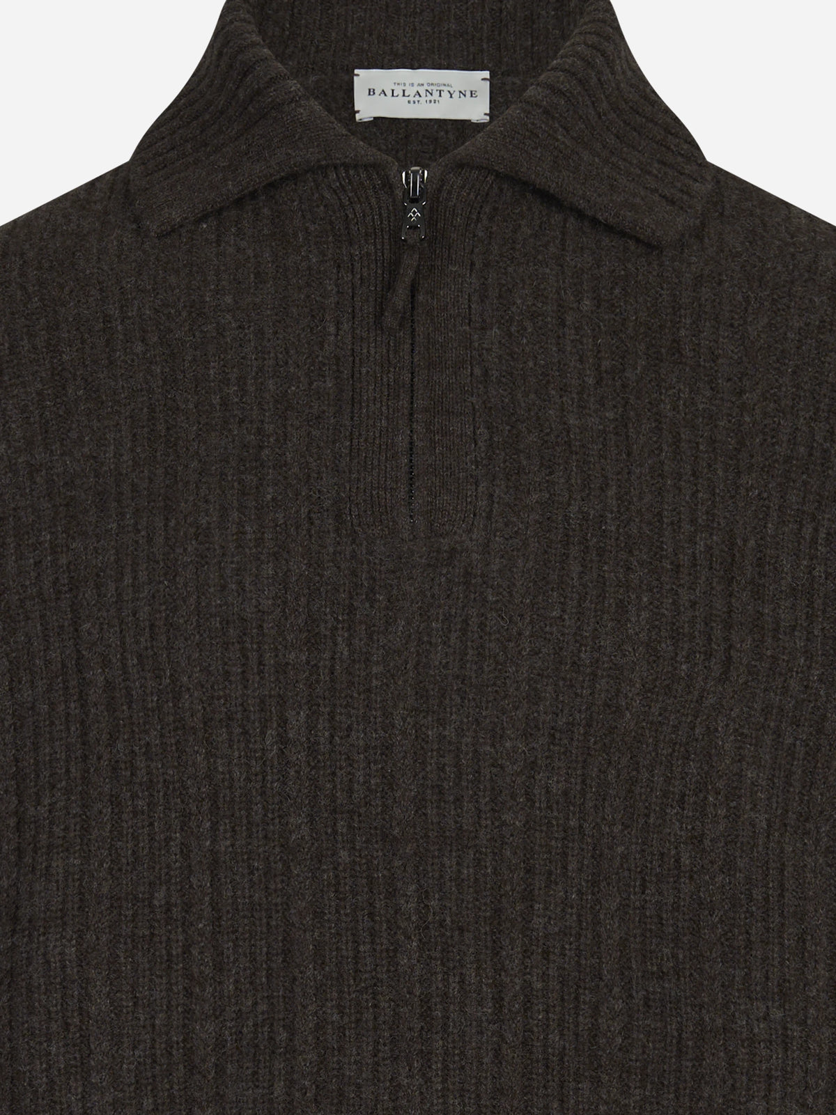 Polo in lana a coste con mezza zip marrone - dettaglio