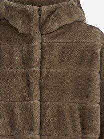 Giacca in pelliccia sintetica con maniche a pipistrello beige - dettaglio