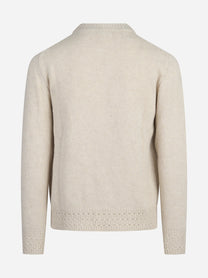 Maglia paricollo con finiture traforate beige - dettaglio del prodotto