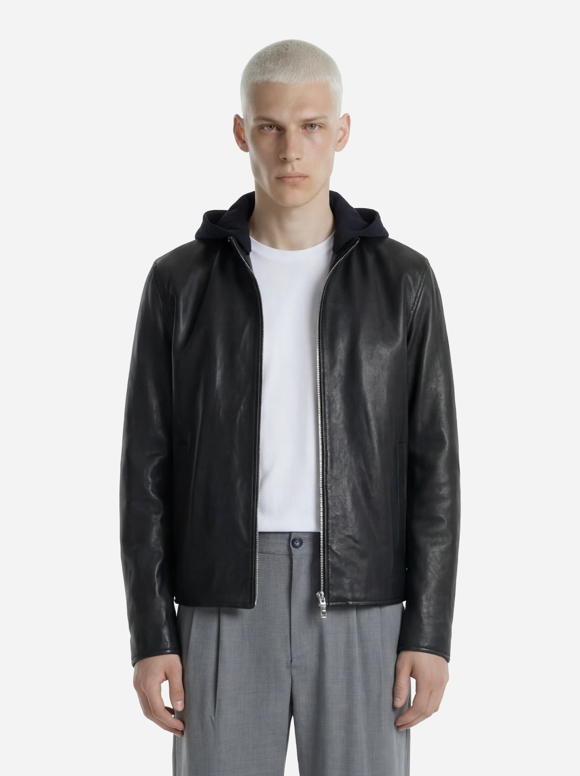 Biker in pelle nero con cappuccio