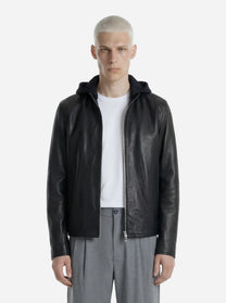 Biker in pelle nero con cappuccio
