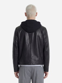 Biker in pelle nero con cappuccio
