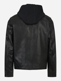 Biker in pelle nero con cappuccio