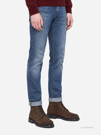 Jeans George slim fit in denim GOTS blu - dettaglio indossato