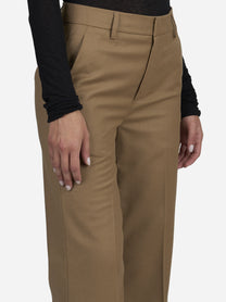 Pantaloni Janice wide leg in lana cammello - dettaglio indossato