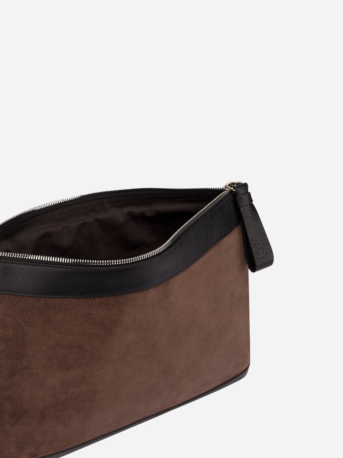 Pochette piatta in pelle marrone - dettaglio della chiusura