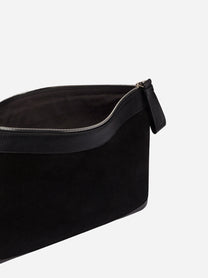 Pochette piatta in pelle nera - dettaglio della chiusura