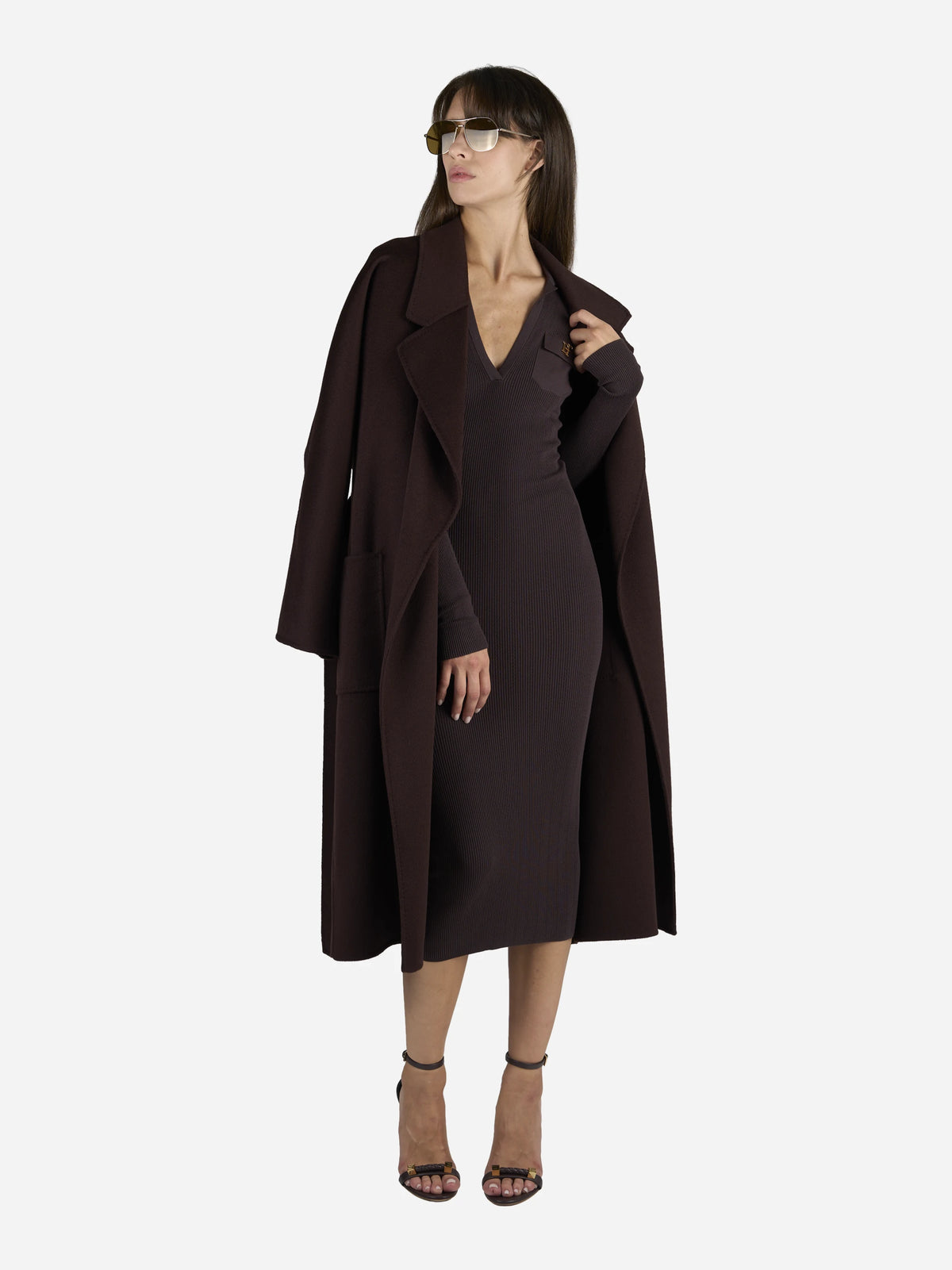 Abito midi in maglia con ricami à jour marrone - indossato, posa alternativa
