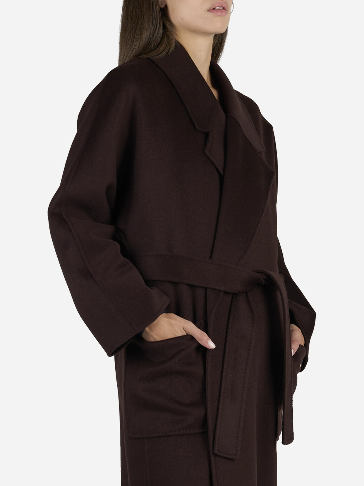 Cappotto a vestaglia in lana dark chocolate - dettaglio indossato