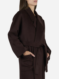Cappotto a vestaglia in lana dark chocolate - dettaglio indossato