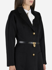 Cappotto in panno double di lana con cintura - dettaglio indossato