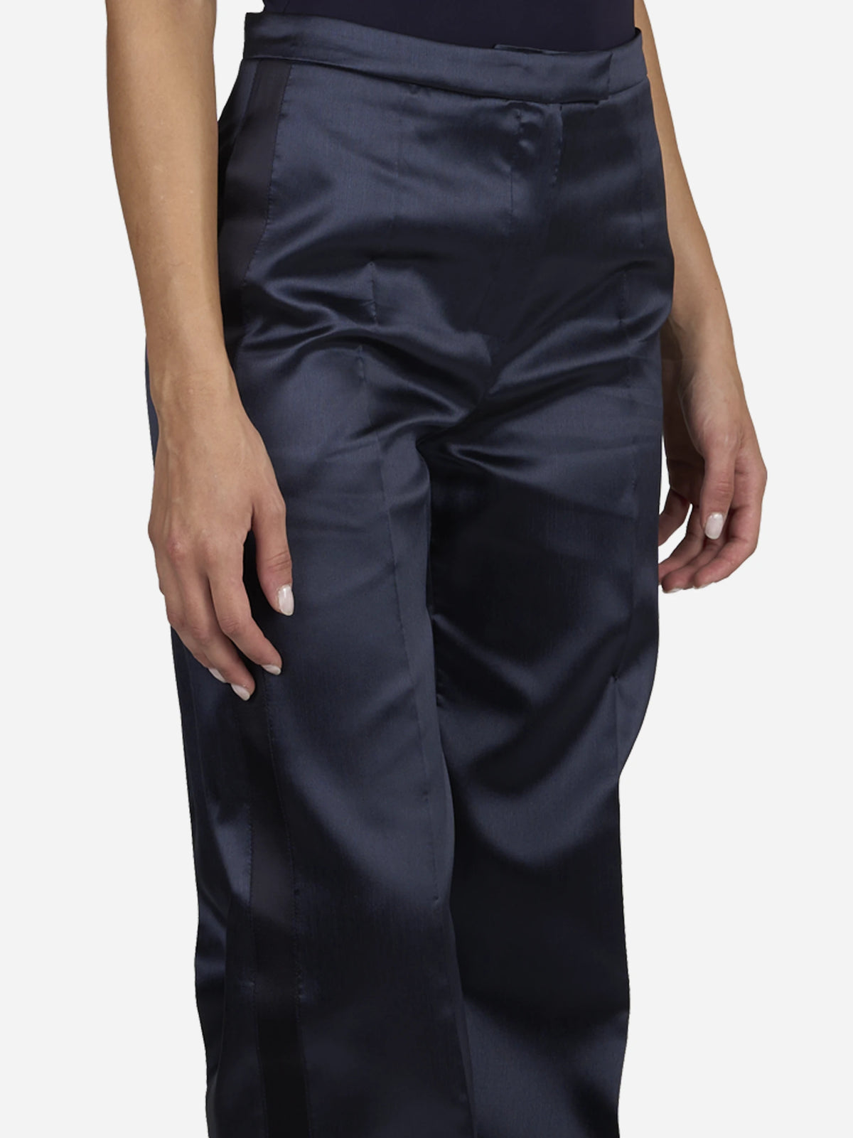 Pantaloni ampi in gazar e raso blu - dettaglio indossato