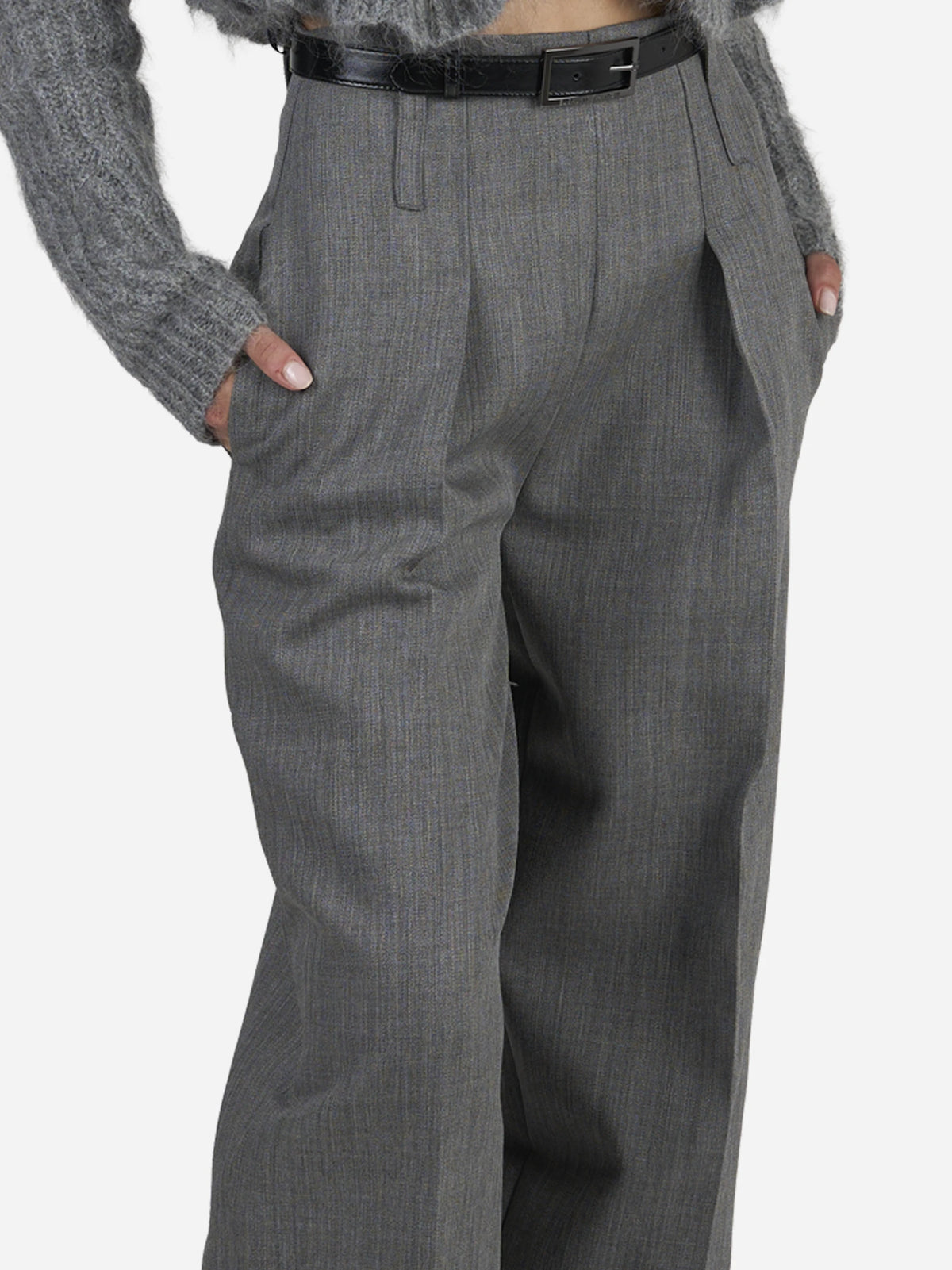 Pantaloni in lana vergine con cintura - dettaglio indossato
