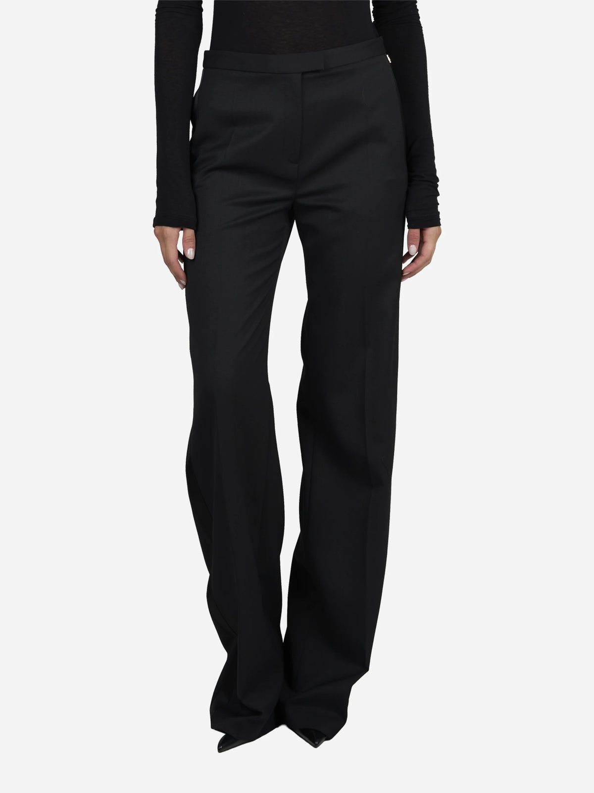 Pantaloni ampi in gabardina neri - indossato, vista frontale