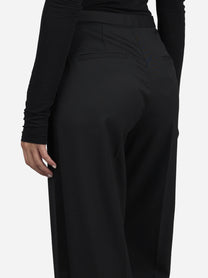 Pantaloni ampi in gabardina neri - indossato, dettaglio prodotto