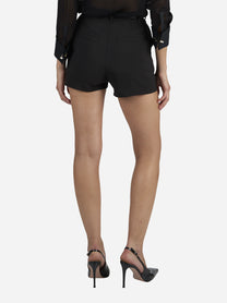 Shorts in crêpe leggero con cintura neri - indossato, vista posteriore