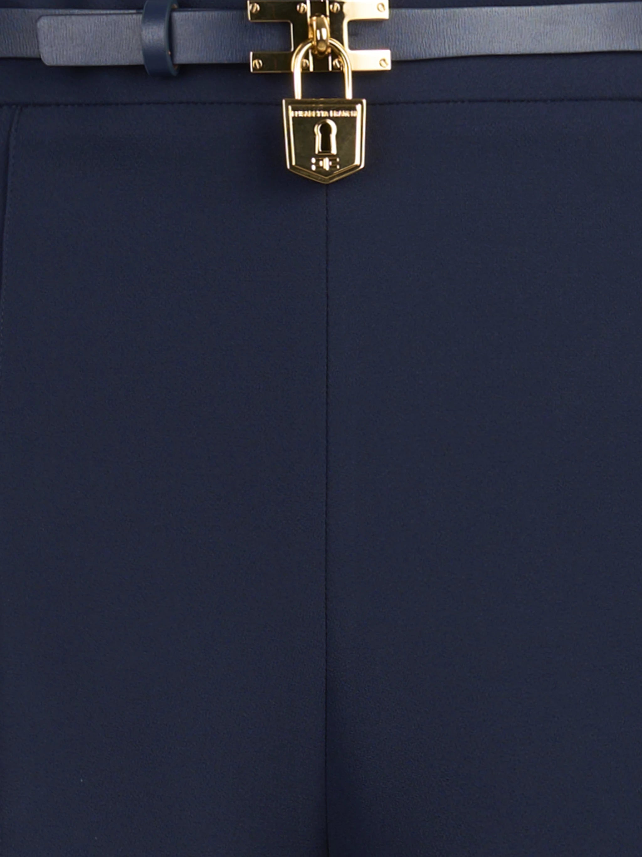 Shorts in crêpe leggero con cintura blu - dettaglio del prodotto