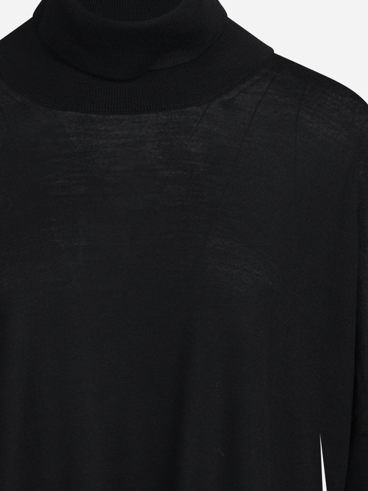 Dolcevita oversize in lana vergine nero - dettaglio del prodotto