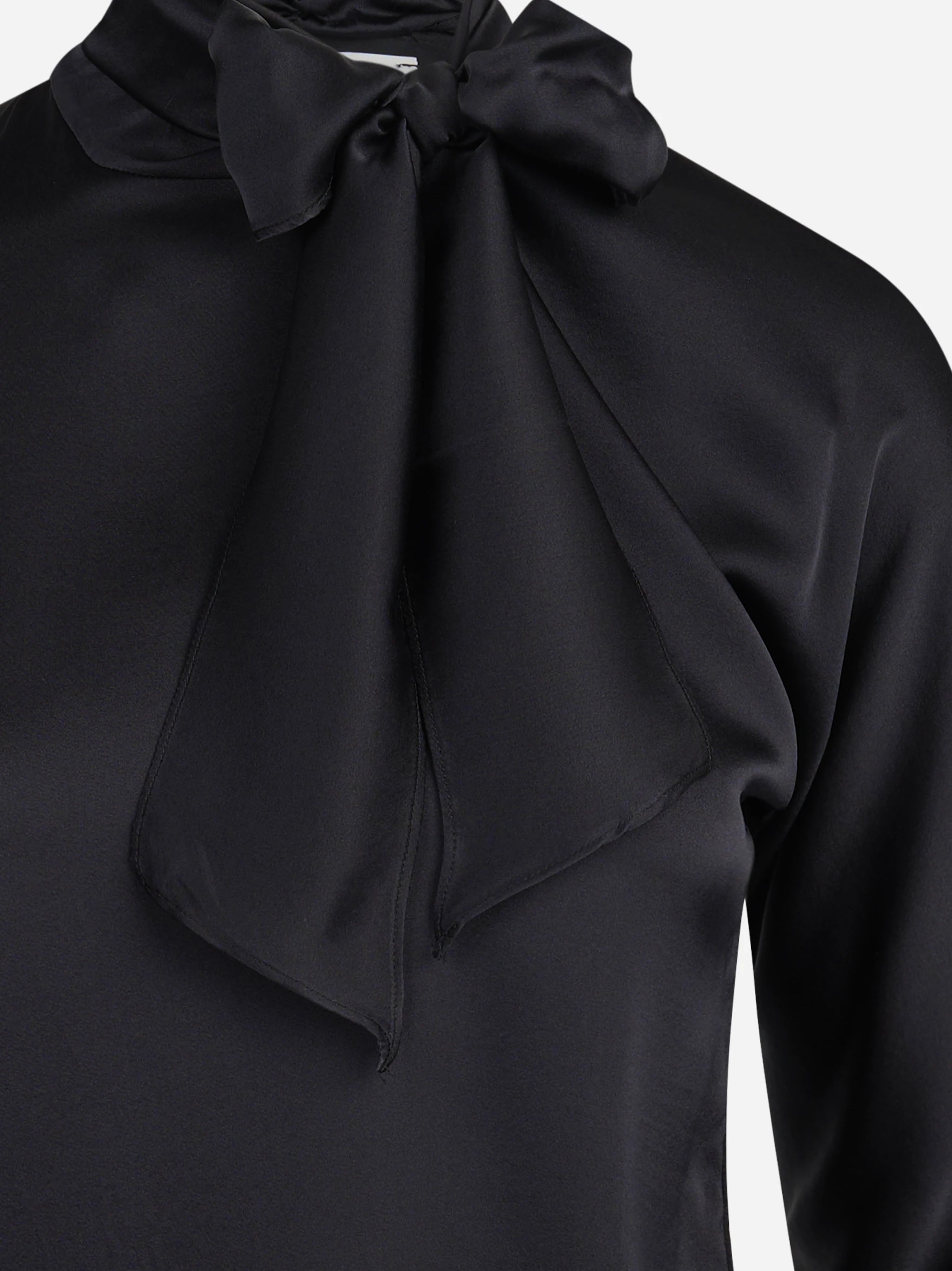 Blusa in raso di seta con fiocco nera - dettaglio del prodotto