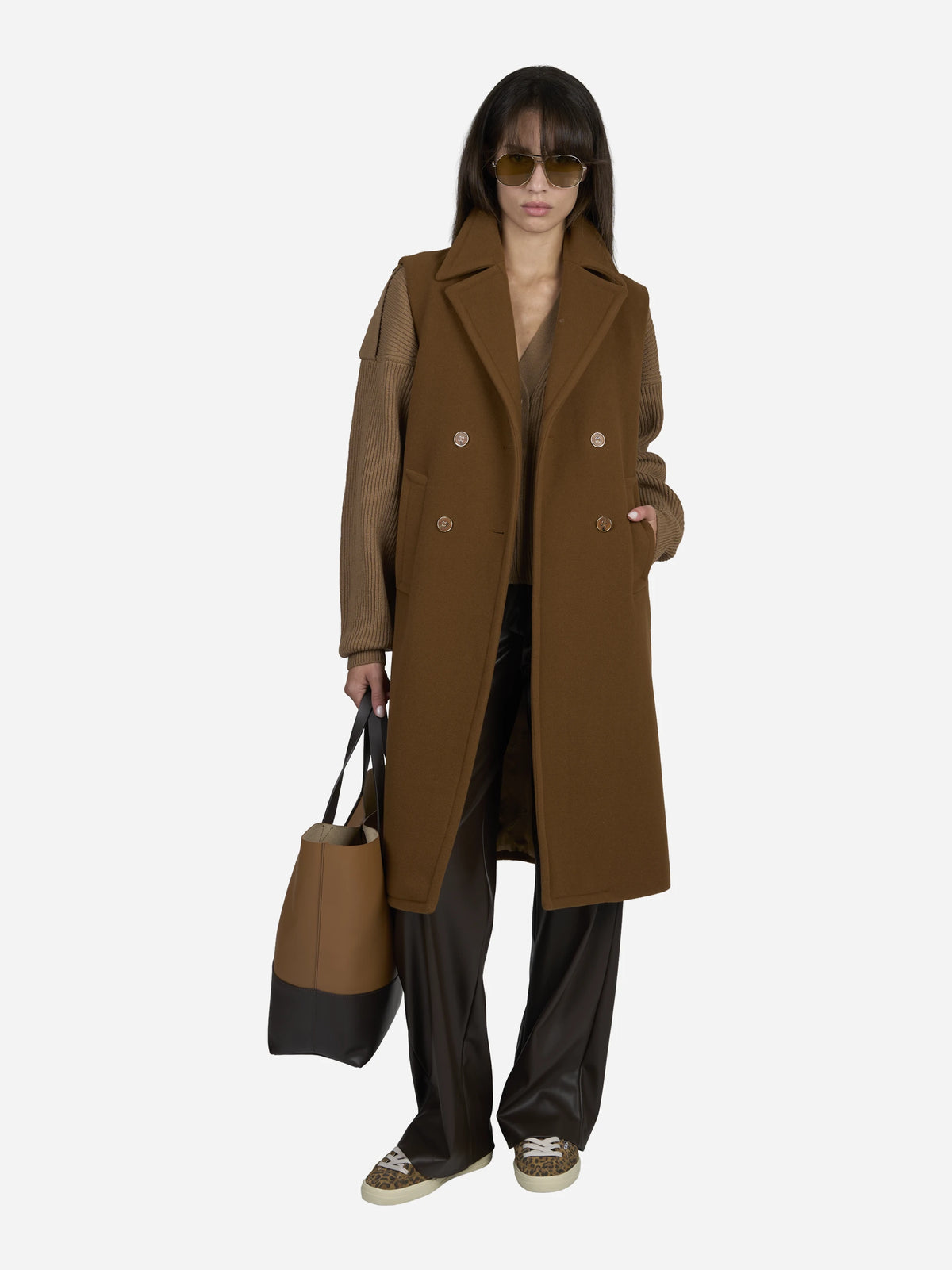Pantaloni wide leg in similpelle marroni - indossato, look completo